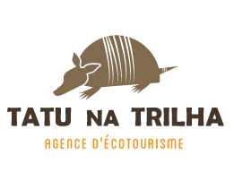 TATUNATRILHA FR logo color rodape - L'agence d'écotourisme Tatu na Trilha